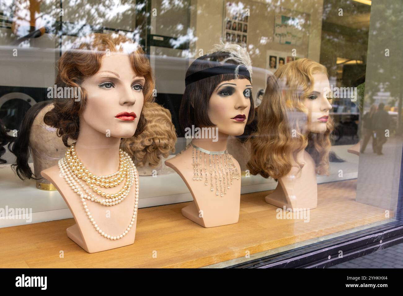 Una grande finestra pubblica di osservazione fiancheggiata da teste fittizie e parrucche diverse nel reparto trucco presso l'Opera & Ballet House di Oslo Foto Stock