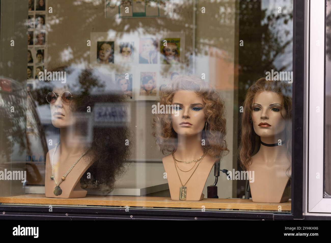 Una grande finestra pubblica di osservazione fiancheggiata da teste fittizie e parrucche diverse nel reparto trucco presso l'Opera & Ballet House di Oslo Foto Stock