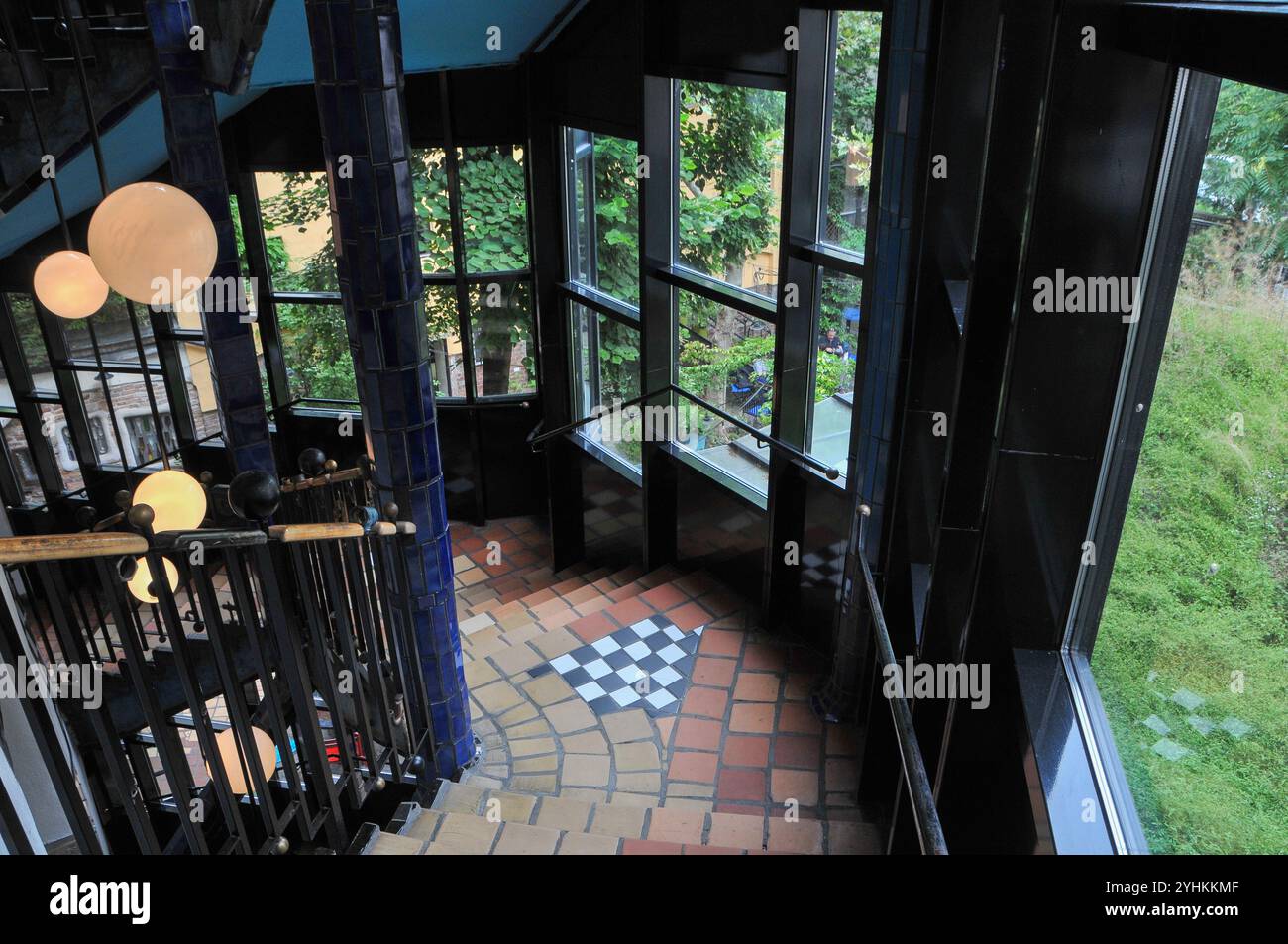Vista della scala interna della Kunst Haus (Casa d'Arte) di Vienna: Il Museo Hundertwasser Foto Stock
