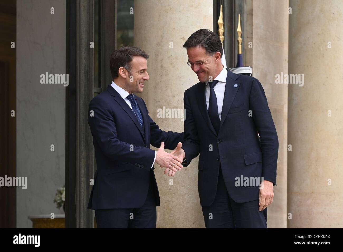 Parigi, Francia. 12 novembre 2024. Julien Mattia/le Pictorium - Emmanuel Macron e Mark Rutte all'Elysee Palace, 12 novembre 2024. - 12/11/2024 - Francia/Ile-de-France (regione)/Parigi - il Presidente della Repubblica francese, Emmanuel Macron, ha ricevuto il Segretario generale della NATO, Mark Rutte, all'Elysee Palace, il 12 novembre 2024. Crediti: LE PICTORIUM/Alamy Live News Foto Stock