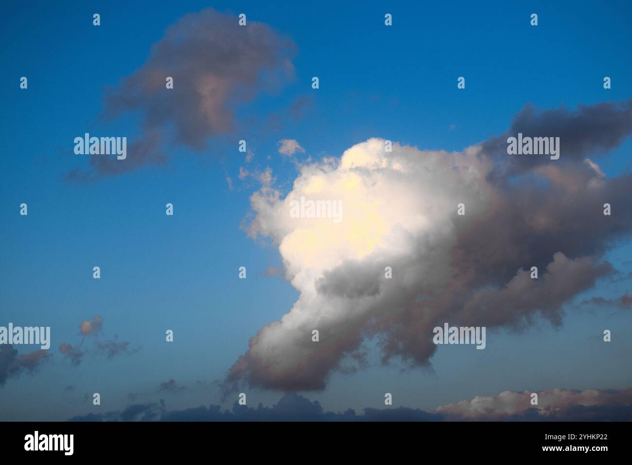 soffici nuvole nel cielo blu, cielo sereno con nuvole, sfondo cielo blu luminoso, soffici nuvole bianche, paesaggio cielo tranquillo, bellezza del cielo naturale, concetto Foto Stock
