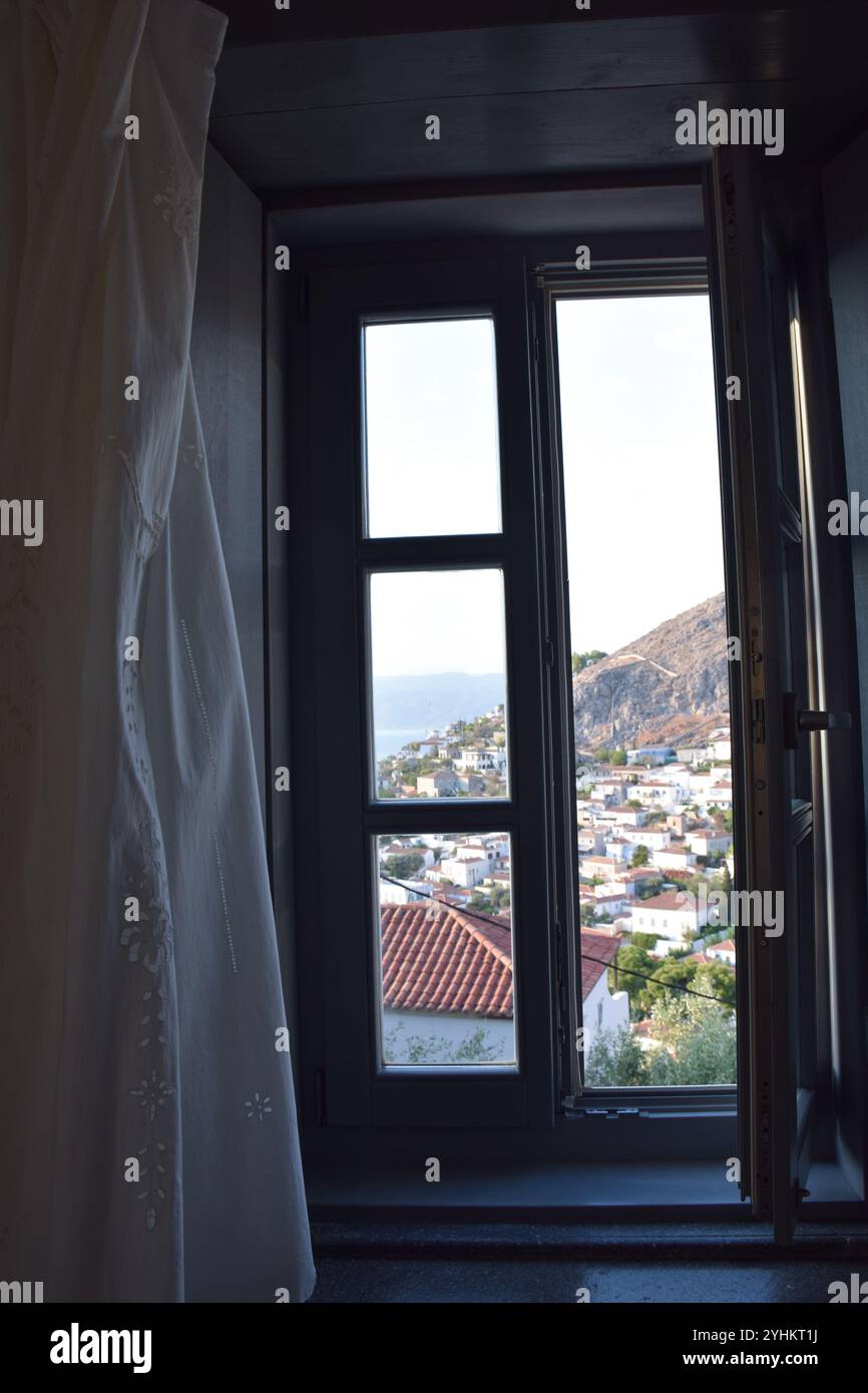 Isola di Hydra, Grecia, Grecia estate, vacanze pittoresche sull'isola, viaggi estivi sull'isola, paesaggi dell'isola greca, viste estive sul Mar Egeo, viaggio Foto Stock