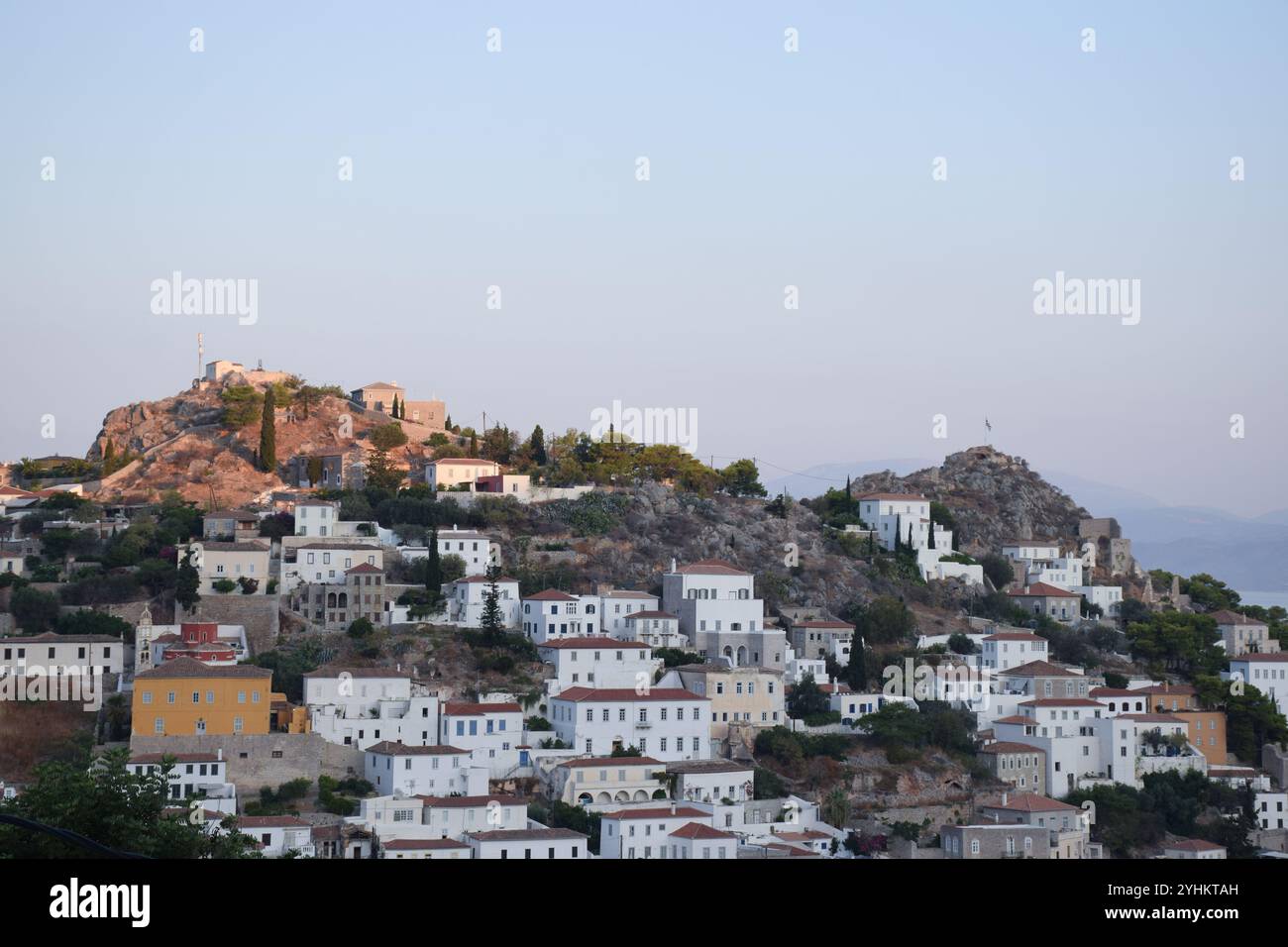 Isola di Hydra, Grecia, Grecia estate, vacanze pittoresche sull'isola, viaggi estivi sull'isola, paesaggi dell'isola greca, viste estive sul Mar Egeo, viaggio Foto Stock