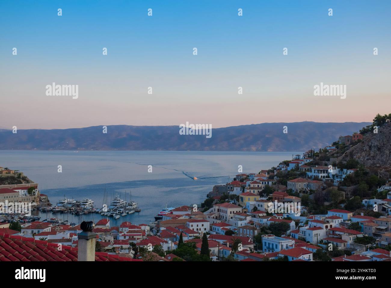 Isola di Hydra, Grecia, Grecia estate, vacanze pittoresche sull'isola, viaggi estivi sull'isola, paesaggi dell'isola greca, viste estive sul Mar Egeo, viaggio Foto Stock