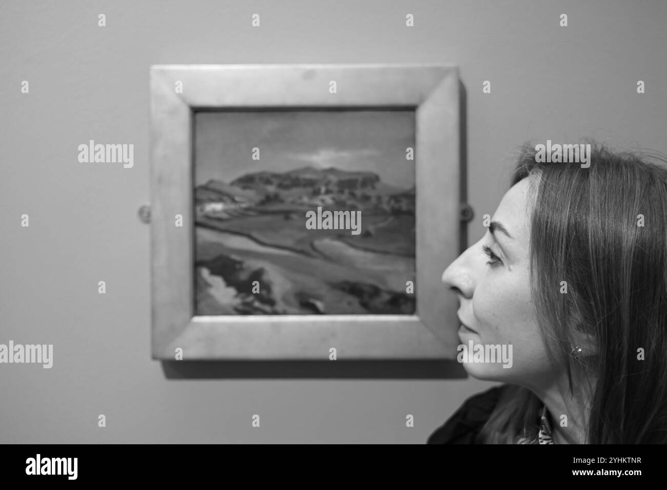 Leighton and Landscape, Impressions from Nature (16 novembre 2024 – 27 aprile 2025) la mostra esporrà oltre 60 dei suoi dipinti en plein air in tutta la casa storica, situata vicino a Holland Park nella zona ovest di Londra. Molte delle opere d'arte torneranno alla casa-museo dell'artista per la prima volta dopo oltre 120 anni, riposizionandole dove erano state originariamente esposte. Un punto di forza della mostra è il paesaggio recentemente riscoperto, Bay of Cádiz, Moonlight (1866), che è stato acquisito dal museo. Foto Stock