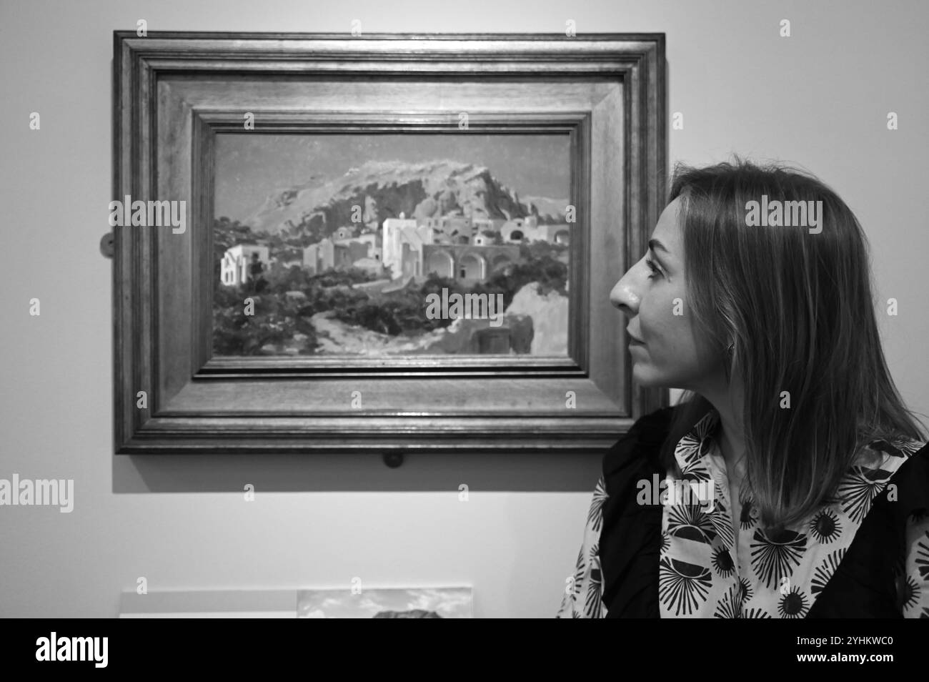 Leighton and Landscape, Impressions from Nature (16 novembre 2024 – 27 aprile 2025) la mostra esporrà oltre 60 dei suoi dipinti en plein air in tutta la casa storica, situata vicino a Holland Park nella zona ovest di Londra. Molte delle opere d'arte torneranno alla casa-museo dell'artista per la prima volta dopo oltre 120 anni, riposizionandole dove erano state originariamente esposte. Un punto di forza della mostra è il paesaggio recentemente riscoperto, Bay of Cádiz, Moonlight (1866), che è stato acquisito dal museo. Foto Stock