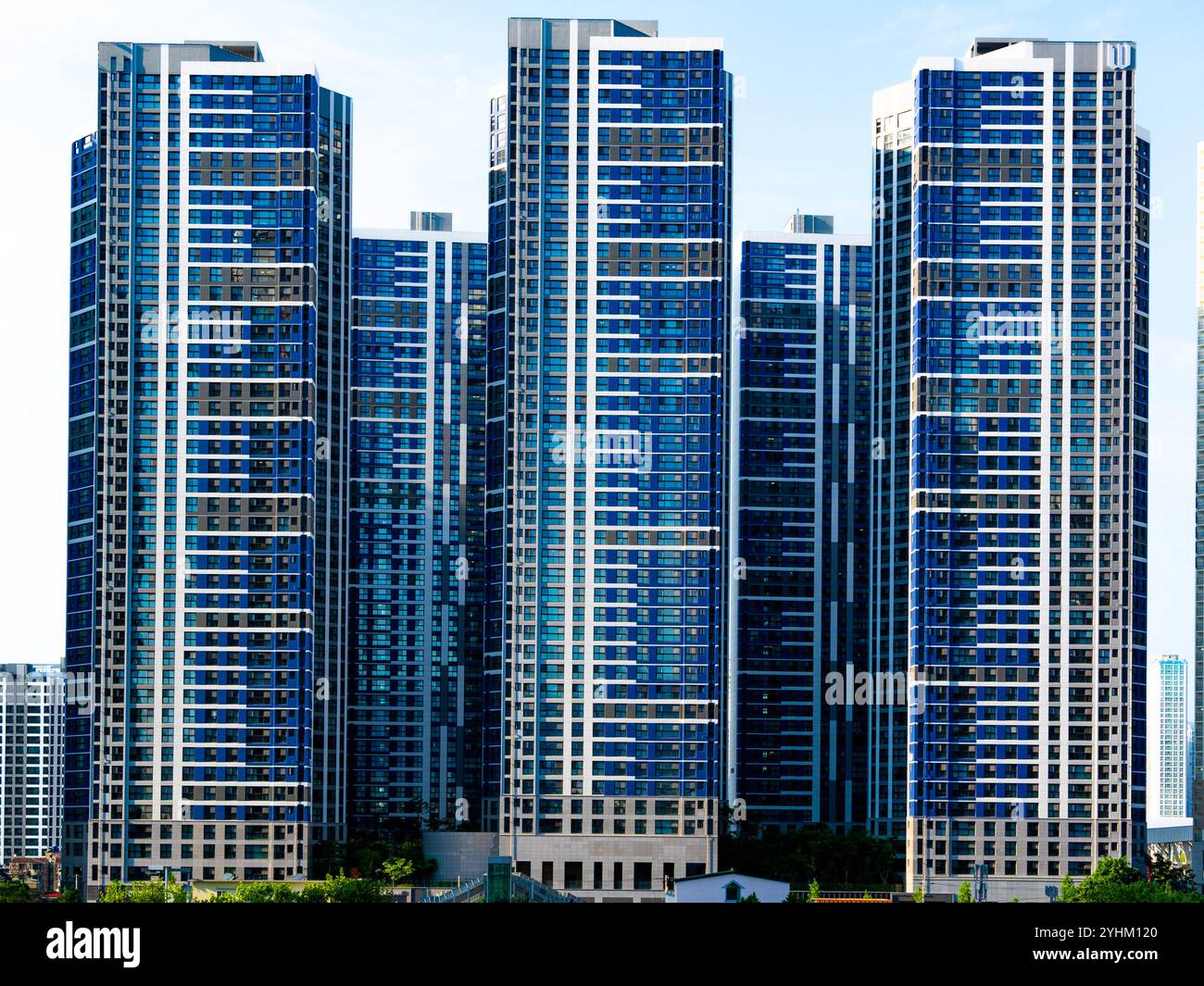 Moderne ed alte torri di appartamenti con facciata blu e bianca Foto Stock