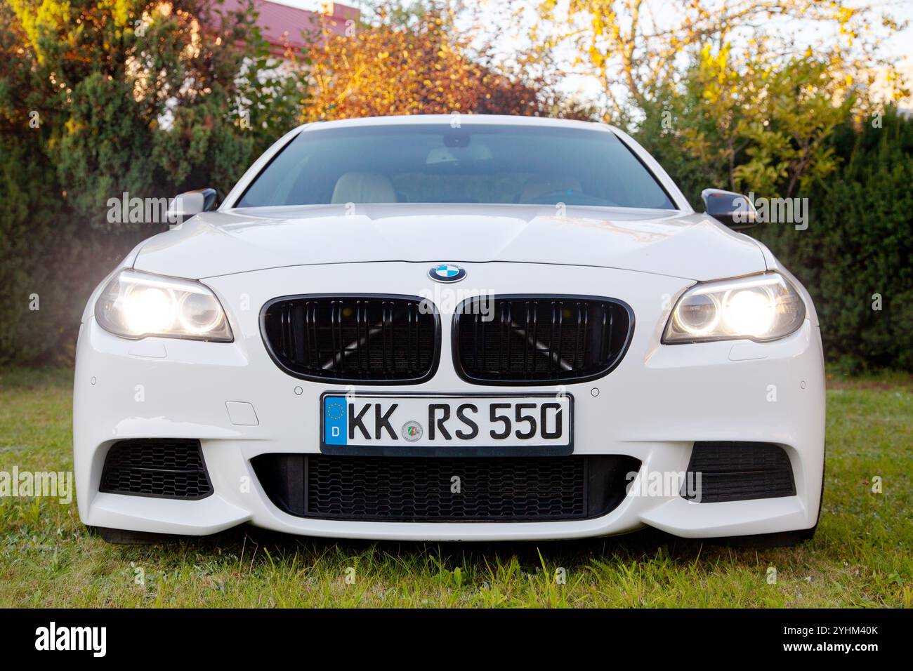 Vista frontale BMW 520 bianca, serie 5 stile M, prestazioni M. Foto Stock