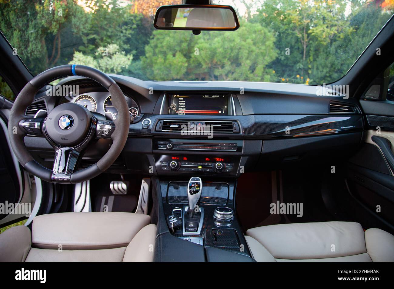 Interni e volante della BMW 520, prestazioni M, sedili biege Foto Stock