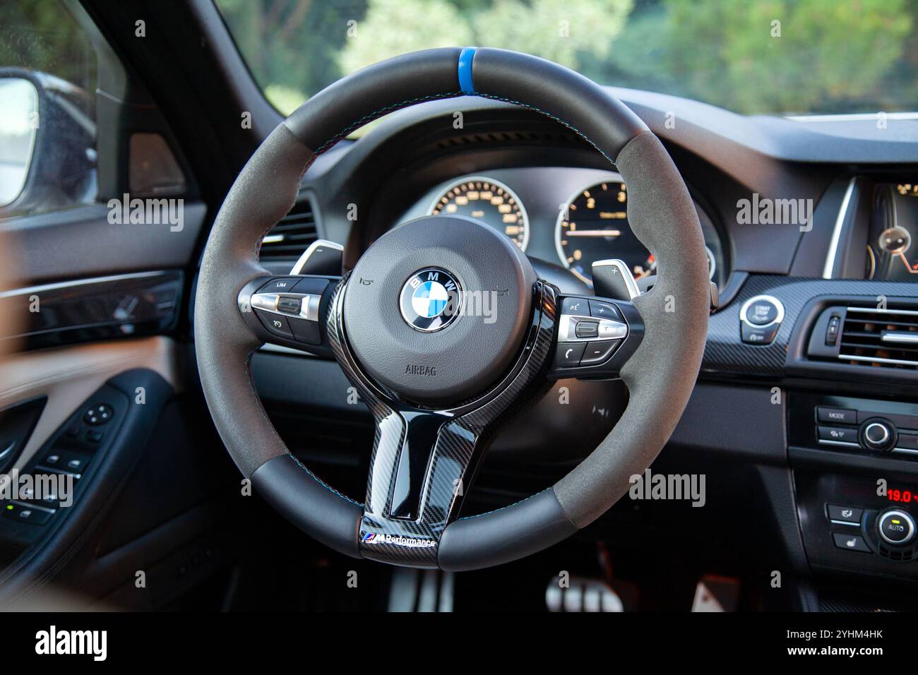 Interni e volante della BMW a 5 occhielli, stile M. Foto Stock
