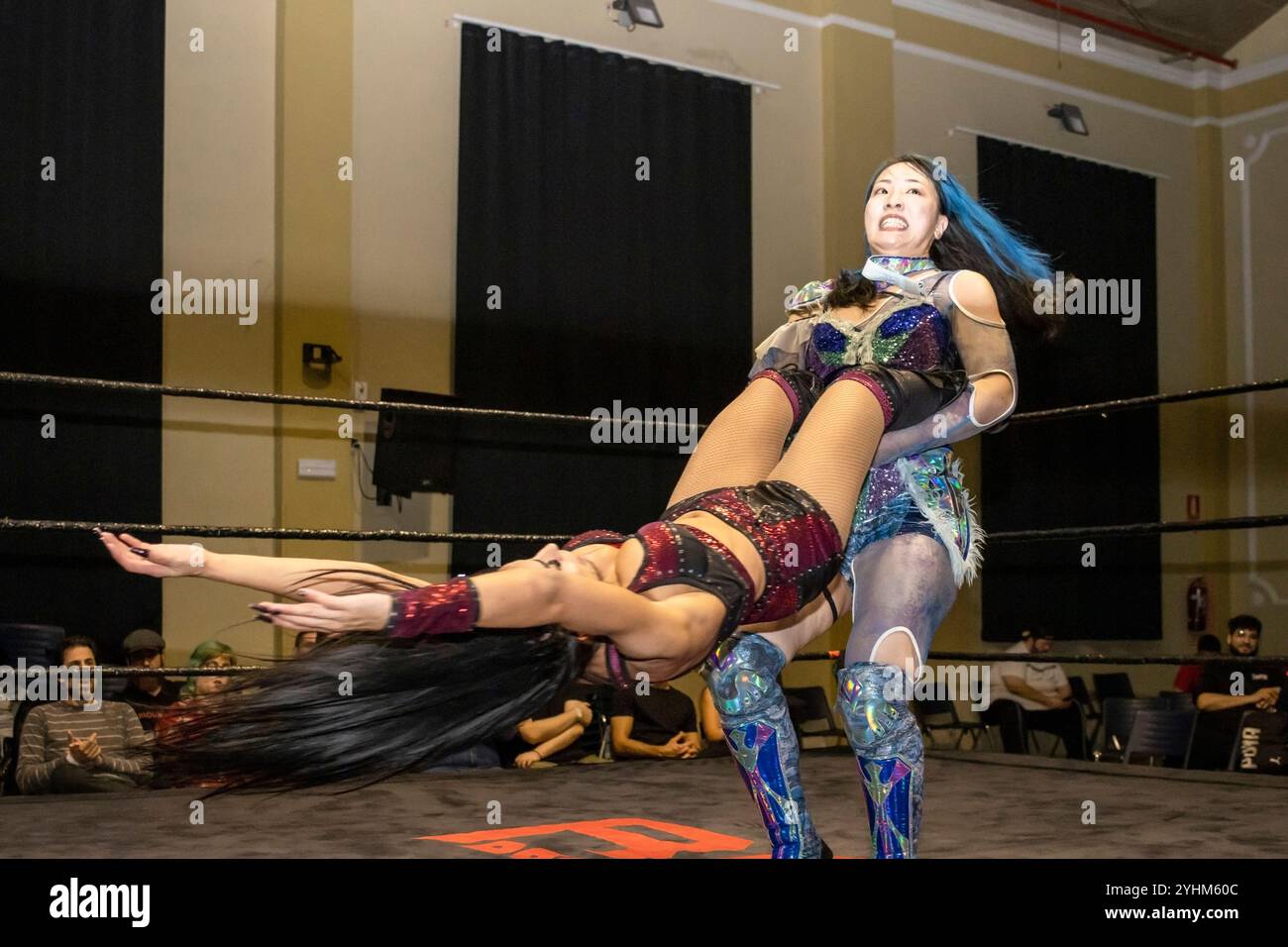 Una wrestler giapponese, Risa sera ha fatto la sua tecnica di firma, Giant Swing in un singolo match contro un wrestler francese, Amale. Foto Stock