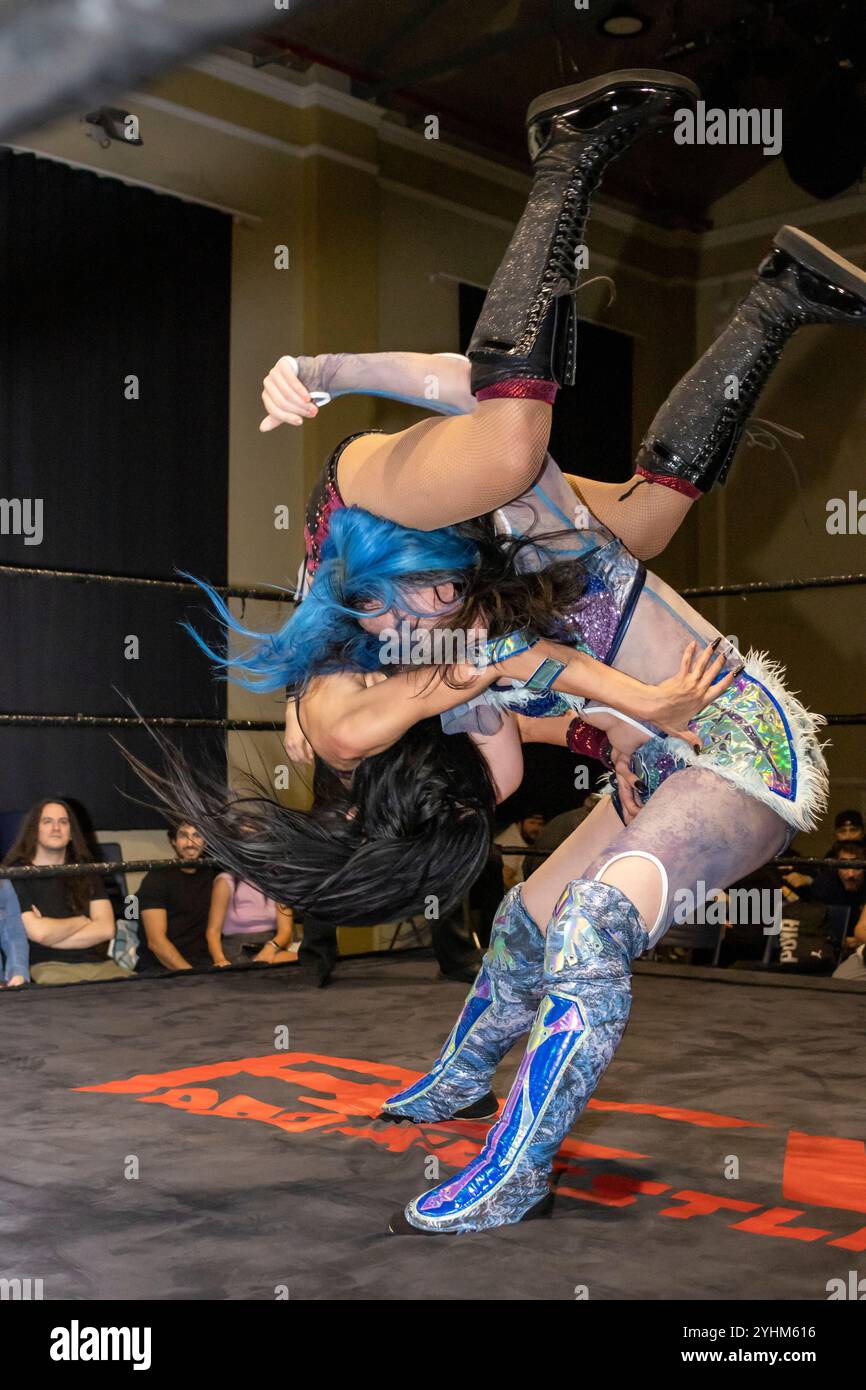 Una wrestler giapponese, Risa sera realizzò la sua tecnica, pilota in una partita contro un avversario francese, Amale. Foto Stock