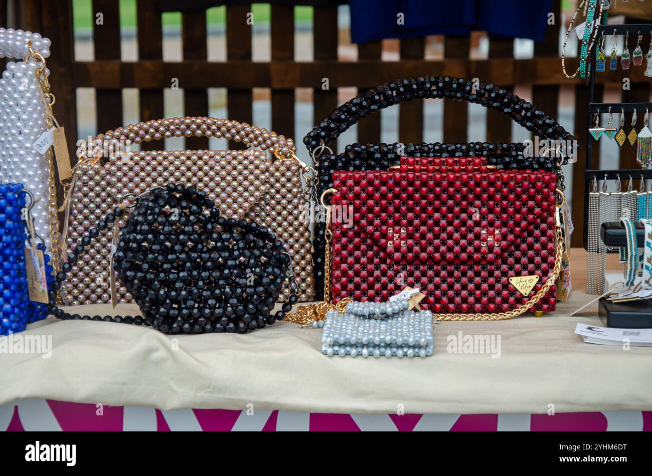 borse firmate realizzate con elementi decorativi fatti a mano Foto Stock