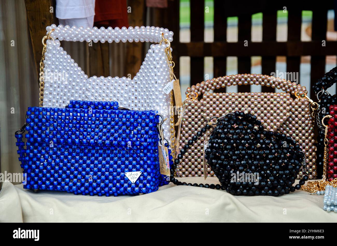 borse firmate realizzate con elementi decorativi fatti a mano Foto Stock