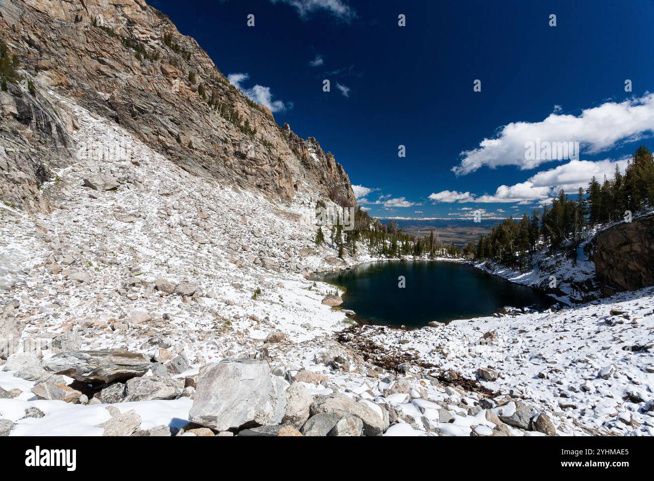 Il lago Ramshead nell'Hanging Canyon si affaccia sulla valle di Jackson Hole dall'Hanging Canyon nelle Teton Mountains. Parco nazionale di Grand Teton, Wyo Foto Stock