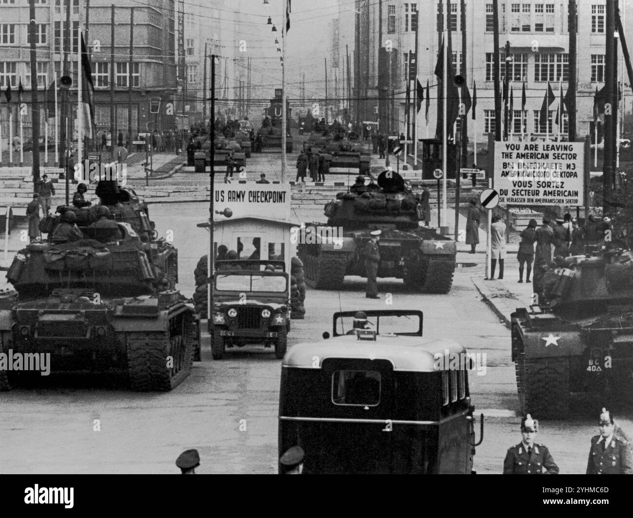 BERLINO, GERMANIA - 26-28 ottobre 1961 - i carri armati M-48A1 dell'esercito statunitense si scontrano con i carri sovietici al Checkpoint Charlie, Berlino, Germania, nell'ottobre 1961. Maturo Foto Stock