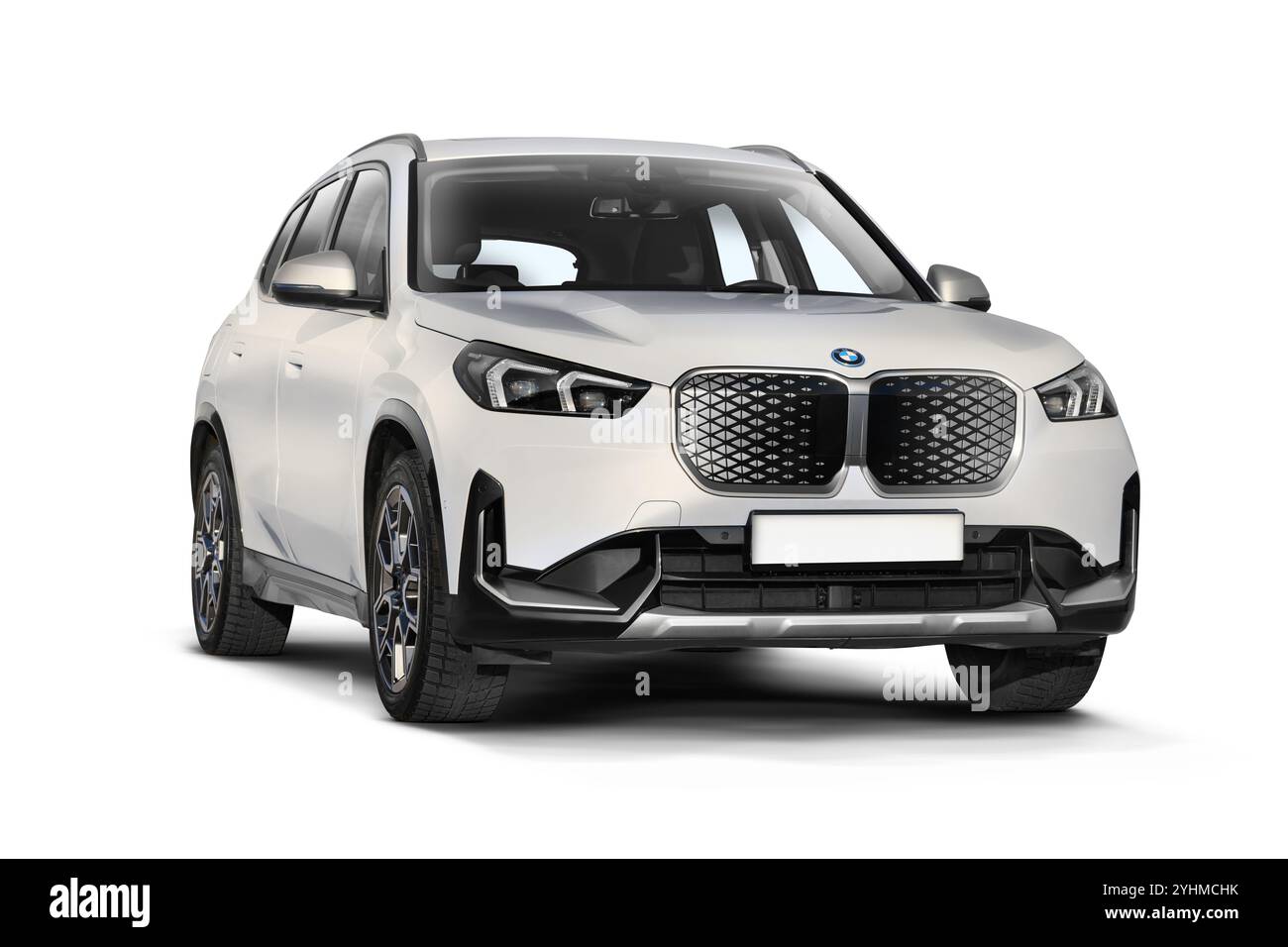 Izmir, Turchia - 11 novembre 2024: Immagine in studio di un SUV elettrico BMW IX1 e-drive bianco perla con una leggera vista anteriore destra su sfondo bianco, Hig Foto Stock