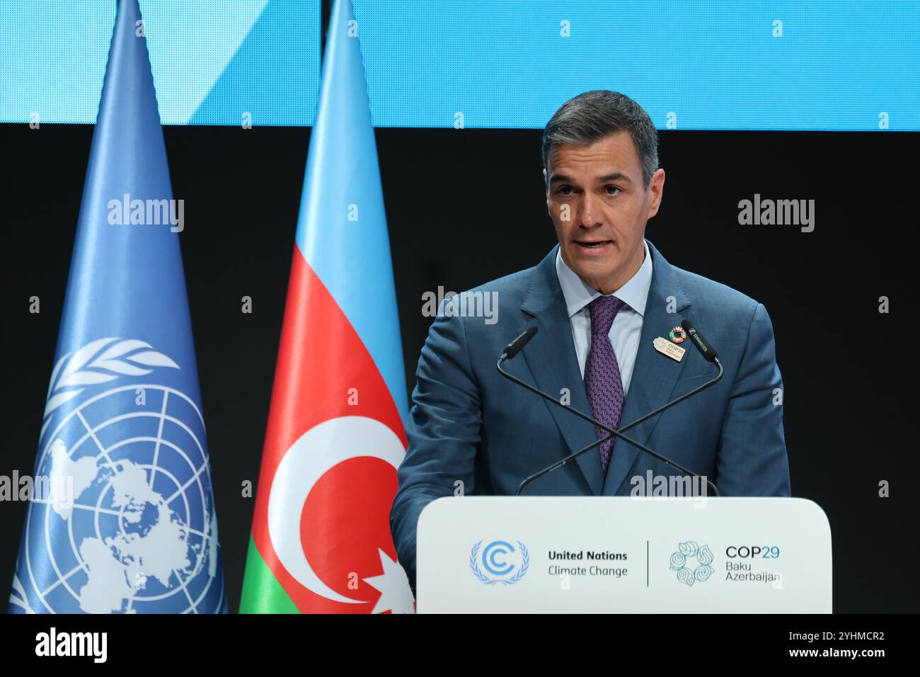 Baku, Azerbaigian, 12 novembre 2024. Pedro Sánchez Pérez-Castejón, presidente del governo spagnolo, parla durante la prima parte della Conferenza sul cambiamento climatico delle Nazioni Unite tenutasi nella sala plenaria di Nizami durante la COP29, un evento organizzato dall'UNFCCC allo Stadio Olimpico di Baku. La COP29, in vigore da novembre 11-22, si concentra sulla ricerca di energia pulita per la compensazione delle emissioni di carbonio. Crediti: Dominika Zarzycka/Alamy Live News Foto Stock