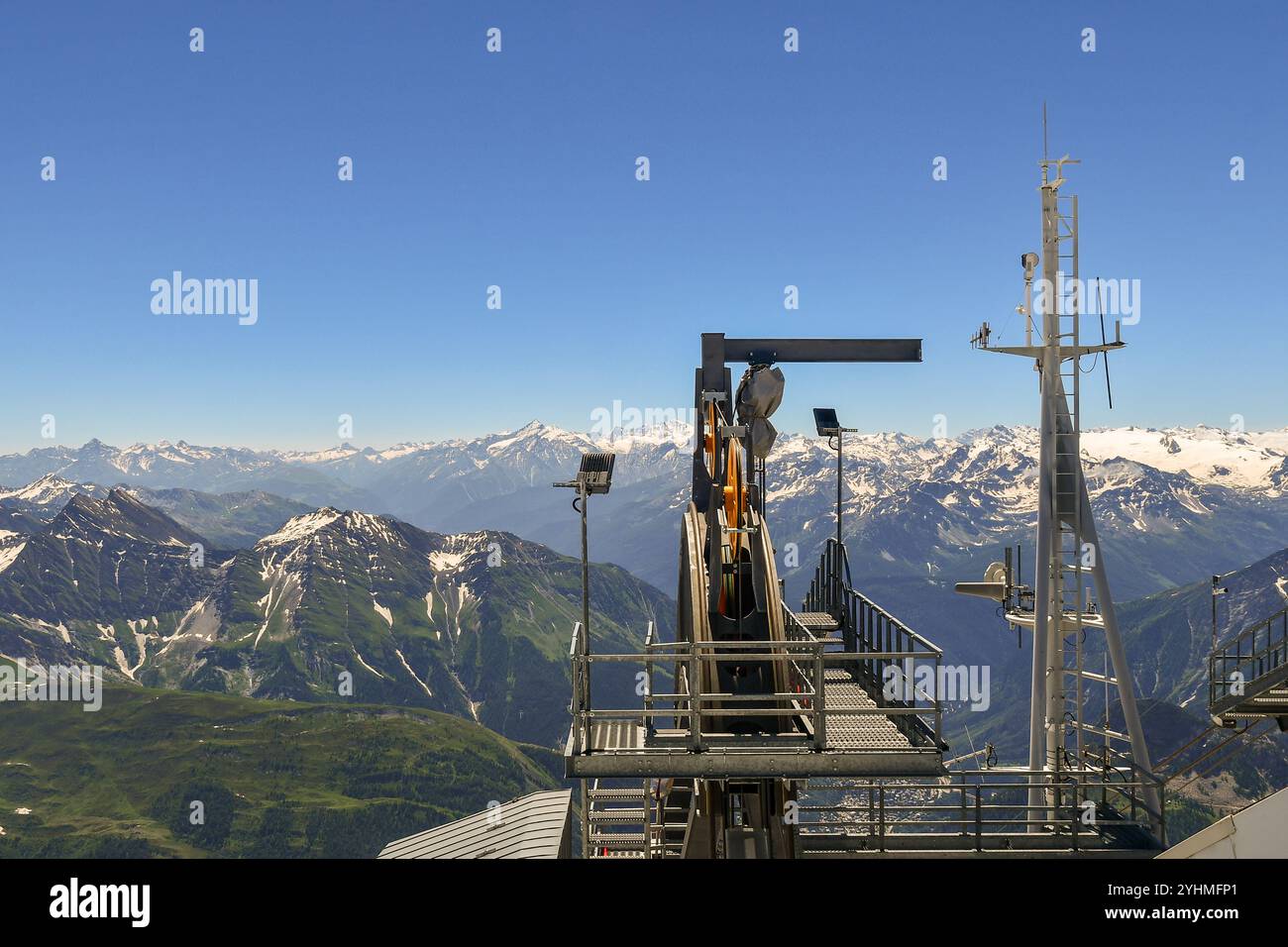 Dettaglio del meccanismo ingegneristico di Punta Helbronner presso la funivia Skyway Monte bianco con le Alpi italiane sullo sfondo, Courmayeur, Italia Foto Stock