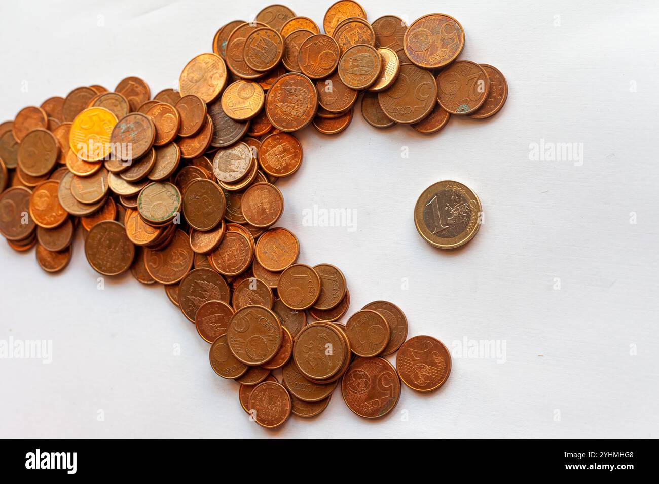 Monete in euro che rappresentano un capitalismo spietato Foto Stock