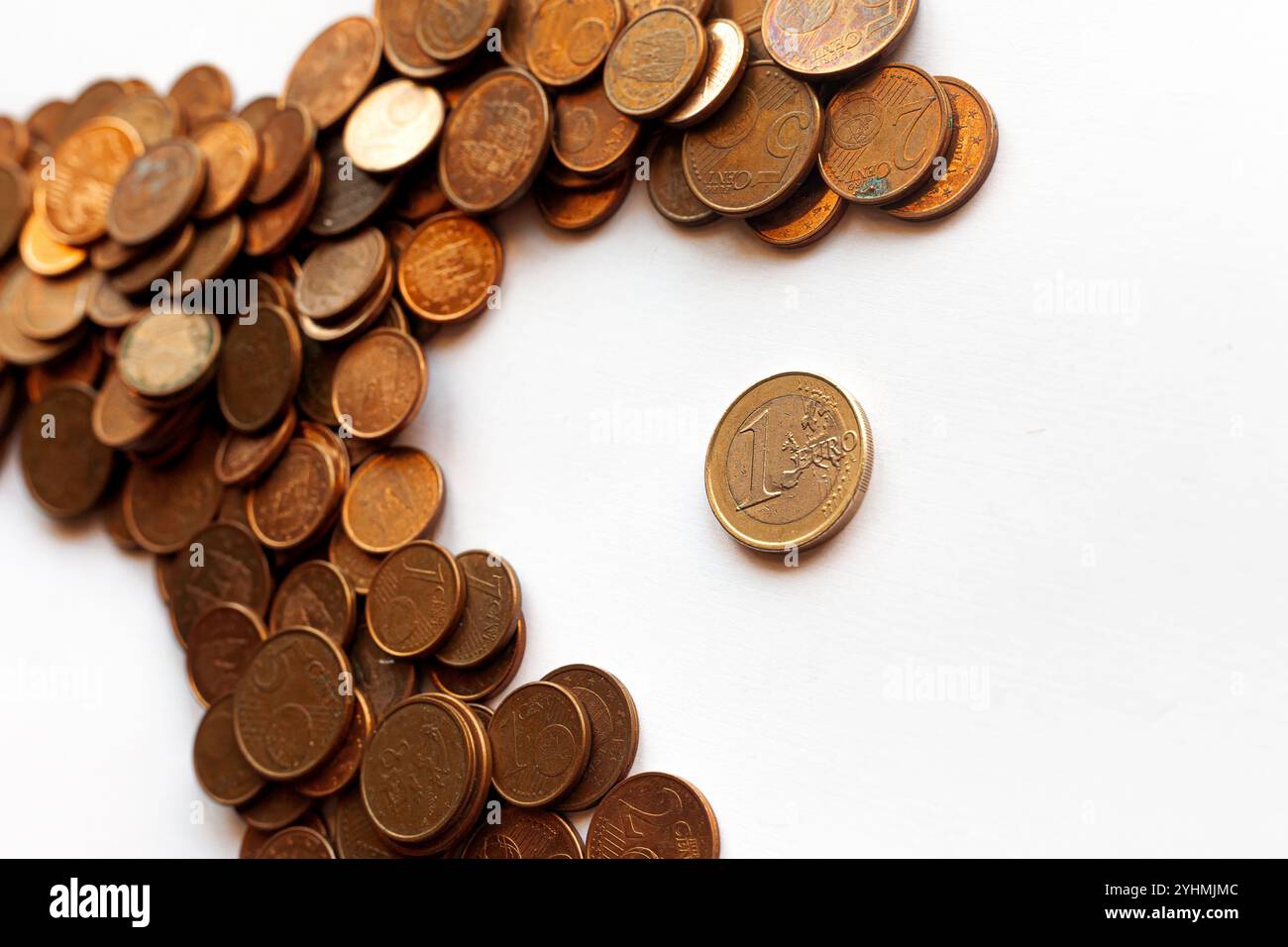 Monete in euro che rappresentano un capitalismo spietato Foto Stock