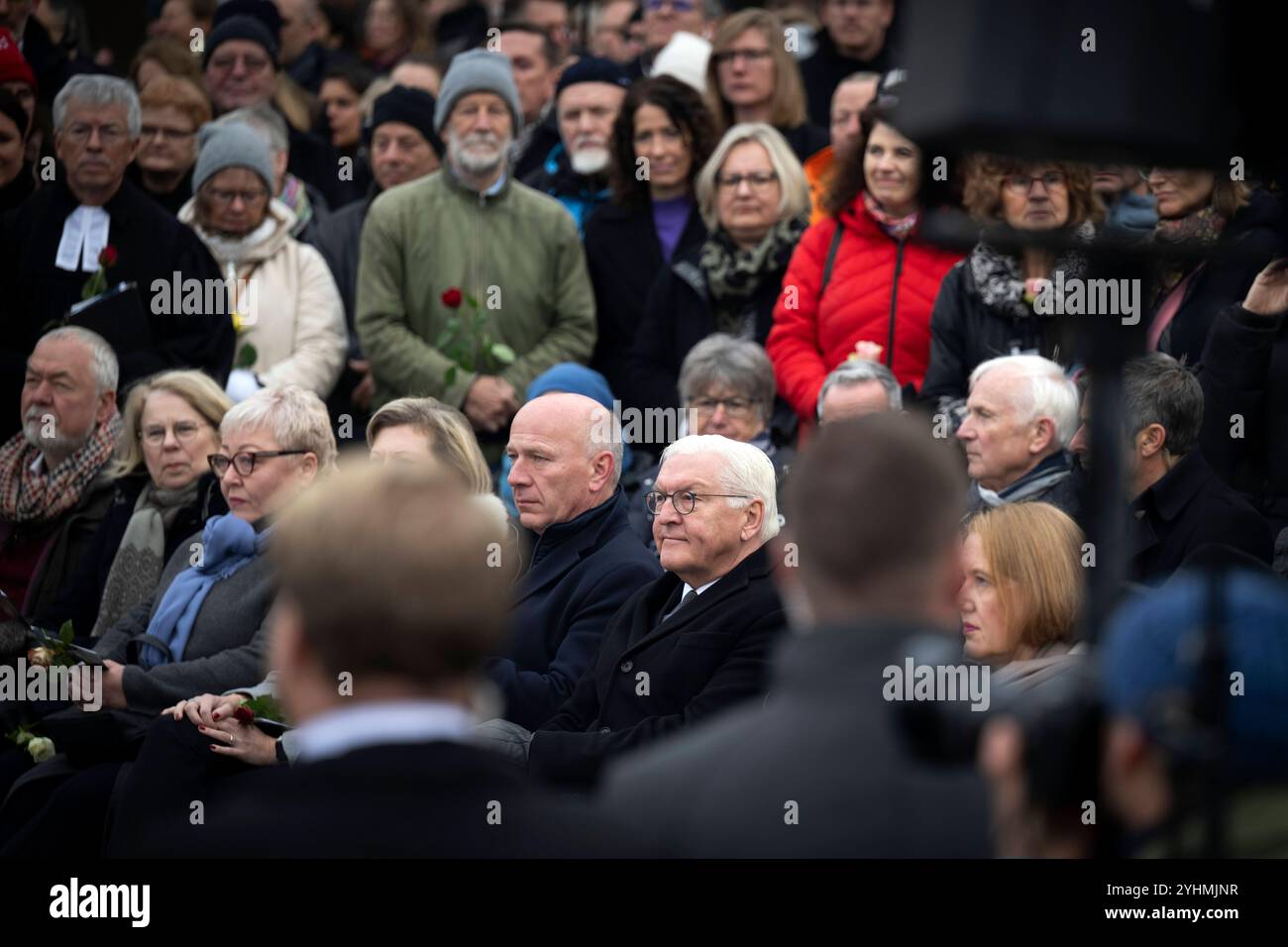 Steinmeier, Wegner, muro di Berlino - commemorazione DEU, Deutschland, Germania, Berlino, 09.11.2024 Kai Wegner , Regierender Buergermeister von Berlin CDU und Bundespraesident Frank-Walter Steinmeier rechts bei einer Zeremonie mit Kerzen zum Gedenken an die Maueropfer in der Gedenkstaette Berliner Mauer in der Bernauer Straße im Rahmen der Feierlicerum 35. Jahrestag vom Mauerfall alle 9:00. Novembre 1989 a Berlino Germania . Die Mauer 1961 von der ehemaligen ostdeutschen Regierung errichtet, fiel waehrend einer friedlichen Revolution AM 9. Novembre 1989 und ebnete den Weg für die Wiedervereinig Foto Stock