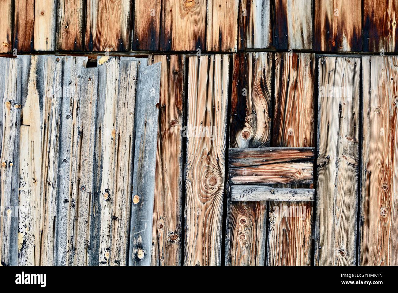 Bella struttura in legno sul muro della casa Foto Stock