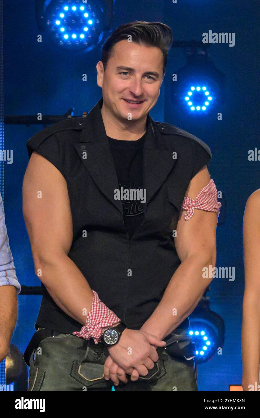 Berlino, Germania. 16 ottobre 2024. GER, Berlin, Die Beatrice Egli Show, a Berlino - Am Studio 20, Aufzeichnung der Musik- und Unterhaltungsshow mit Beatrice Egli, Aufzeichnung fuer die Sendung am 31.10.24, Beteiligt sind SWR, MDR und das Schweizer Fernsehen SRF, im Bild: Andreas Gabalier, 16.10.2024 Credit: HMB Media/Alamy Live News Foto Stock