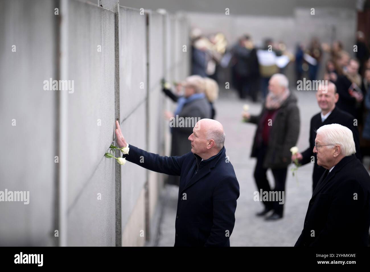 Steinmeier, Wegner, muro di Berlino - commemorazione DEU, Deutschland, Germania, Berlino, 09.11.2024 Kai Wegner , Regierender Buergermeister von Berlin CDU , und Bundespraesident Frank-Walter Steinmeier rechts beim Hinterlegen einer weisser Rose in einem Mauerspalt bei einer Zeremonie mit Kerette zum Gedenken an die Maueropstaer in der Berhener der der der der Berhstaim Straße 35. Jahrestag vom Mauerfall alle 9:00. Novembre 1989 a Berlino Germania . Die Mauer 1961 von der ehemaligen ostdeutschen Regierung errichtet, fiel waehrend einer friedlichen Revolution AM Foto Stock