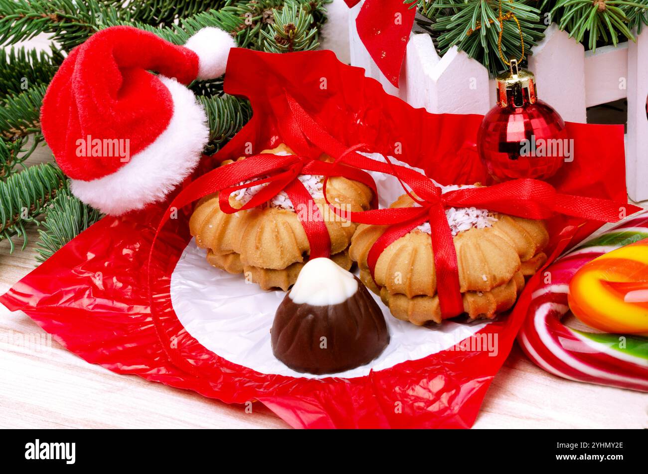 Dolci per il giorno di San Nicola. Cioccolatini, biscotti, lecca lecca. Tutto è decorato con decorazioni natalizie. Foto Stock