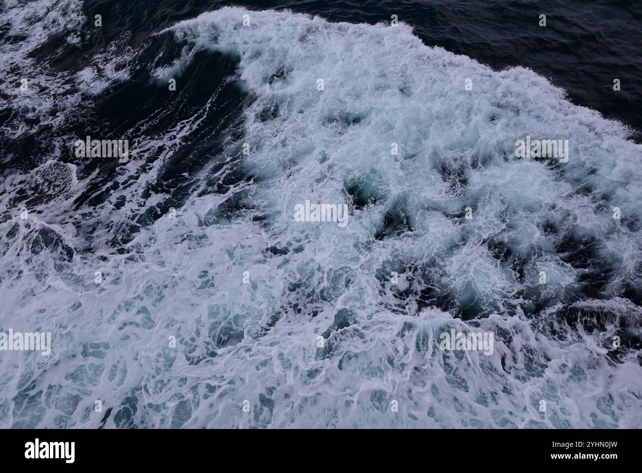 Acqua turbolenta creata da una nave in mare. Foto Stock