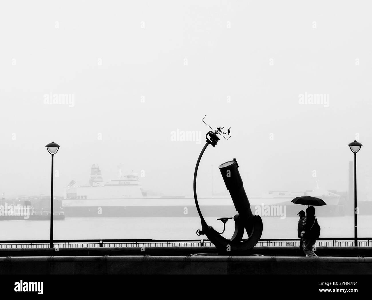 Heaven and Earth Telescope e Orrery scultura nella nebbia al Pier Head, Liverpool - Immagine stock catturata con smartphone