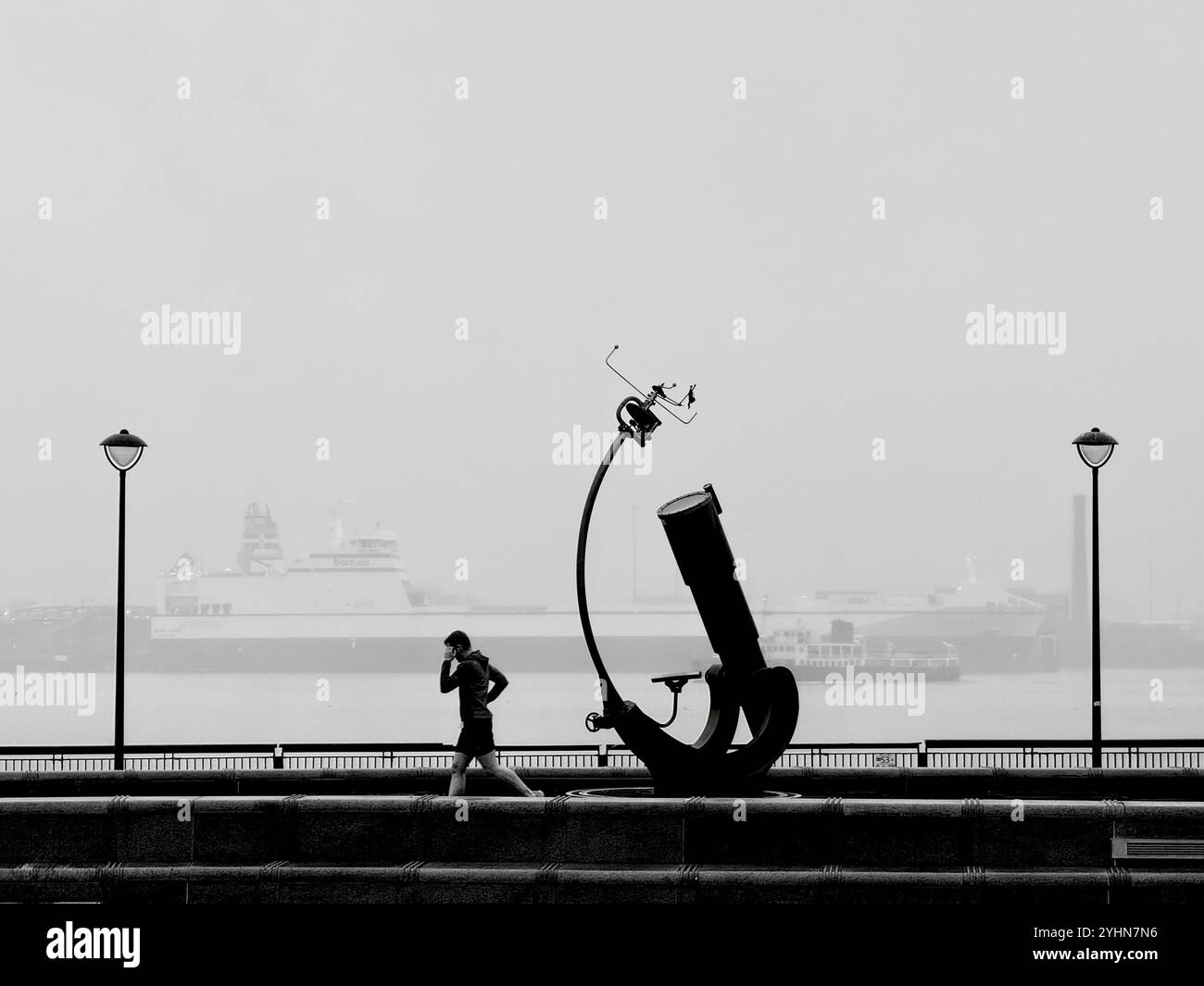 Heaven and Earth Telescope e Orrery scultura nella nebbia al Pier Head, Liverpool - Immagine stock catturata con smartphone