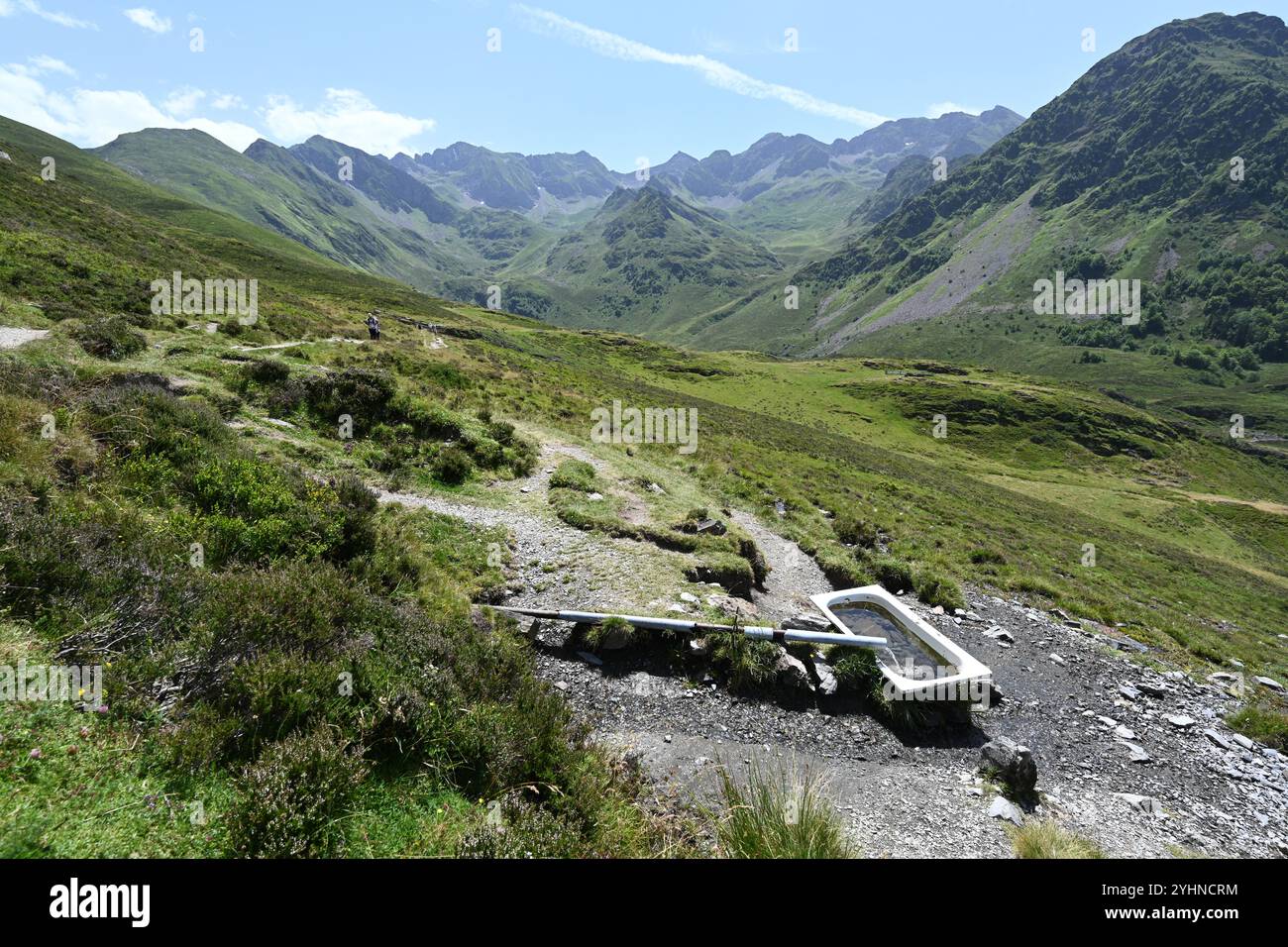 Irrigazione a vasche o acqua nei Pirenei o nelle alte Pirenei Francia Foto Stock