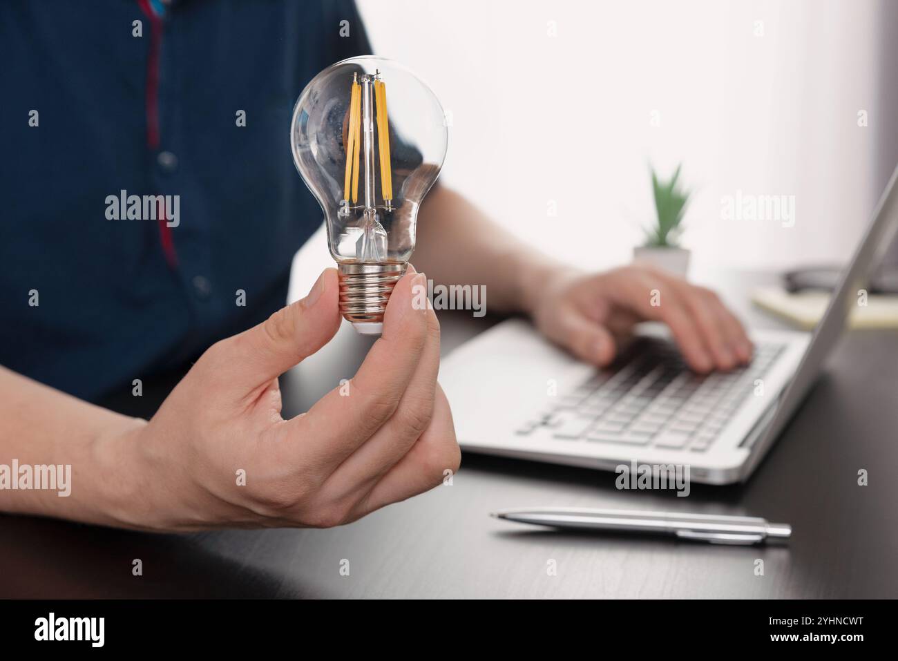 Aumento delle tariffe energetiche. Efficienza e risparmio energetico grazie al concetto di lampadina Foto Stock