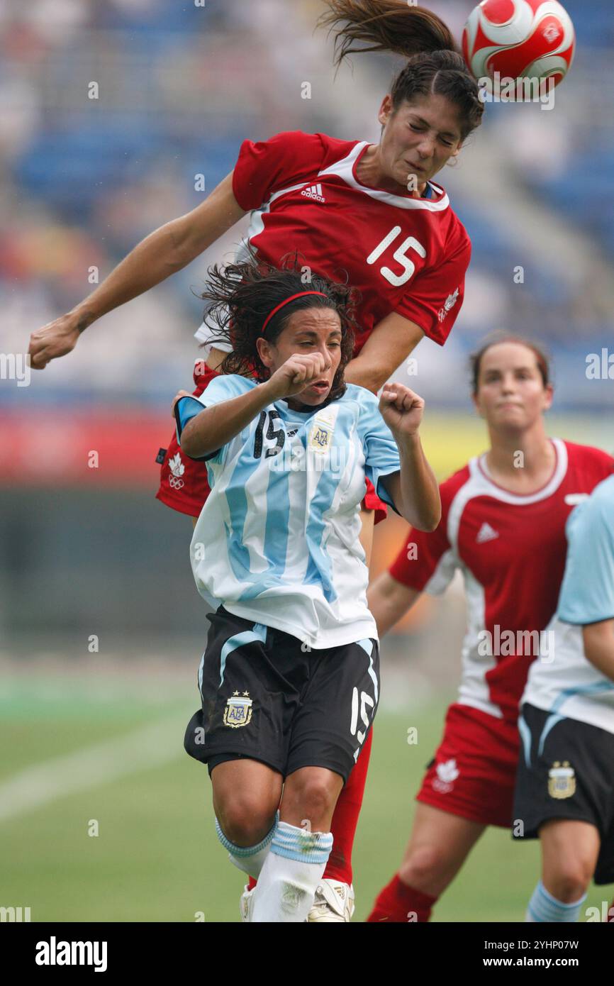 TIANJIN, CINA - 6 AGOSTO: Kara Lang del Canada dirige il pallone su Mercedes Pereyra dell'Argentina durante una partita di calcio dei Giochi Olimpici il 6 agosto 2008 a Tianjin, Cina. (Fotografia di Jonathan P. Larsen / Diadem Images) Foto Stock