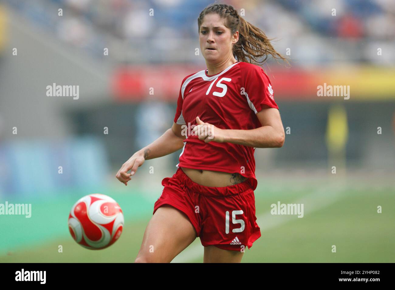 Kara Lang del Canada in azione durante una partita del torneo di calcio dei Giochi Olimpici contro l'Argentina il 6 agosto 2008 a Tianjin, Cina. Solo per uso editoriale. Uso commerciale vietato. (Fotografia di Jonathan P. Larsen / Diadem Images) Foto Stock