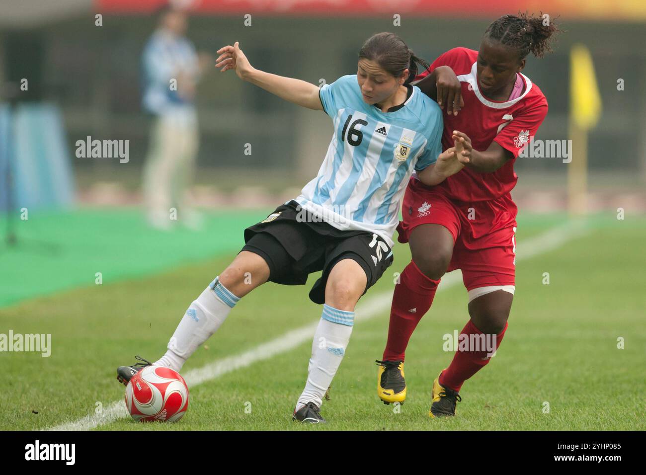 TIANJIN, CINA - 6 AGOSTO: Maria Blanco dell'Argentina (l) si batte con Jodi-Ann Robinson del Canada (r) durante una partita del gruppo e al torneo di calcio femminile dei Giochi Olimpici di Pechino il 6 agosto 2008 al Tianjin Olympic Sports Center Stadium di Tianjin, Cina. (Fotografia di Jonathan P. Larsen / Diadem Images) Foto Stock