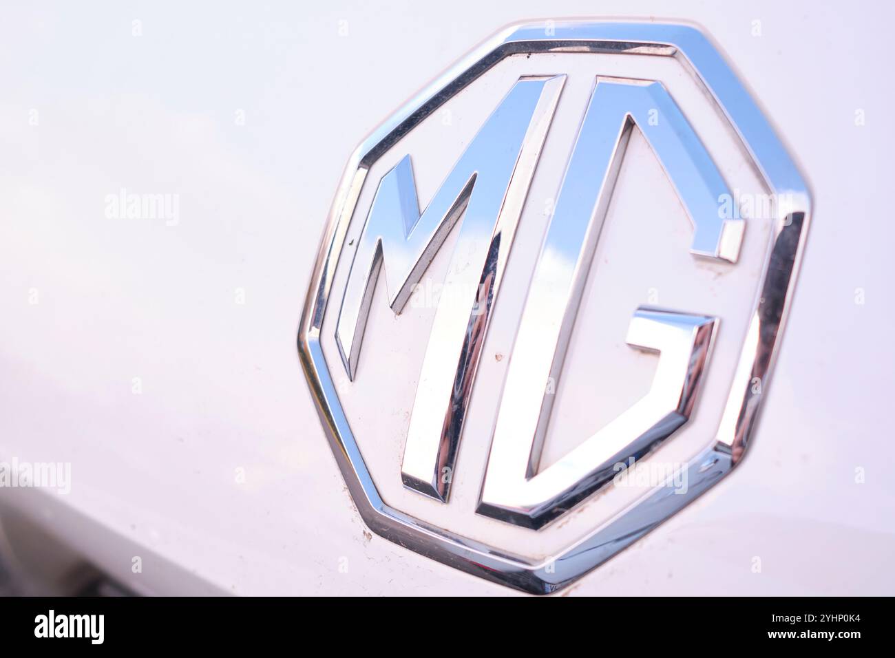 Logo della macchina MG su un'auto bianca, primo piano Foto Stock
