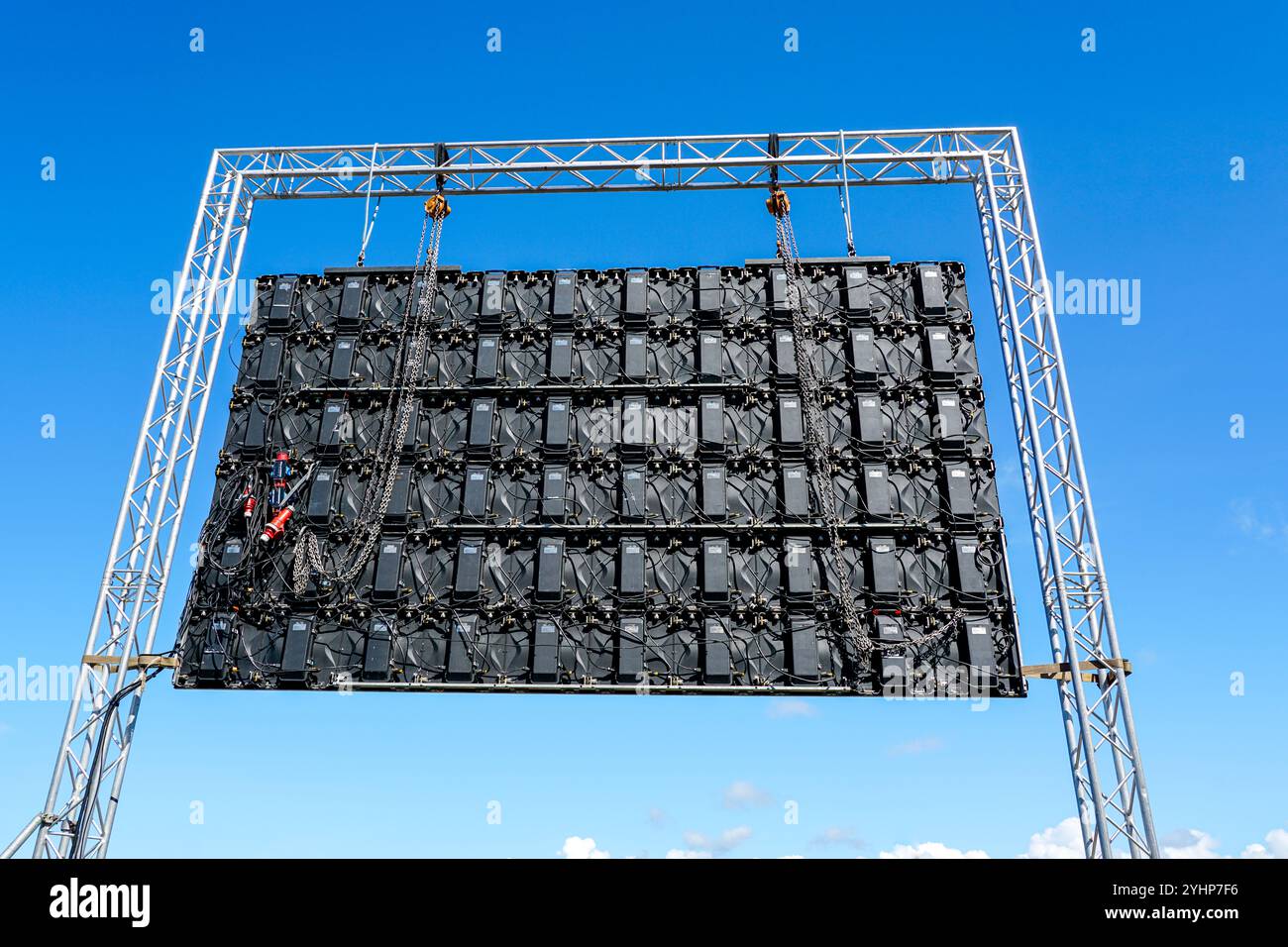 Ampio display a LED per eventi all'aperto con struttura in metallo su sfondo blu cielo, vista posteriore, vista posteriore del palco da concerto video wall a LED ad alta risoluzione Foto Stock