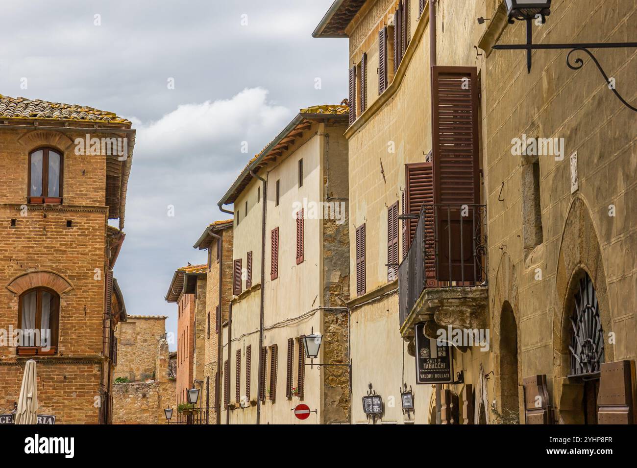 Vecchie case nel centro storico della città toscana di Pienza, Italia Foto Stock