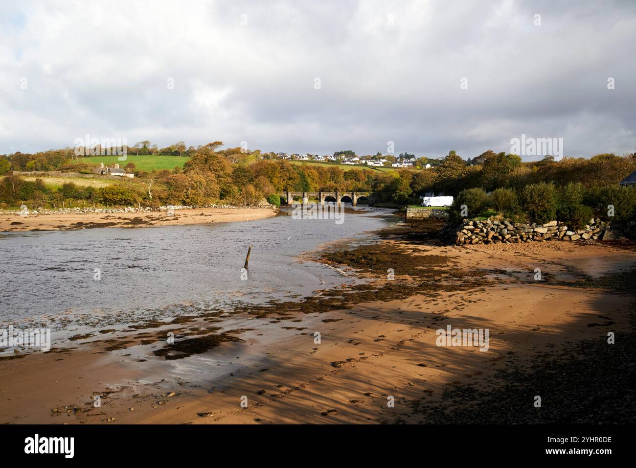 il fiume crana sfocia nel lough swilly presso il ponte del castello e il parco dei cigni di buncrana, contea di donegal, repubblica d'irlanda Foto Stock