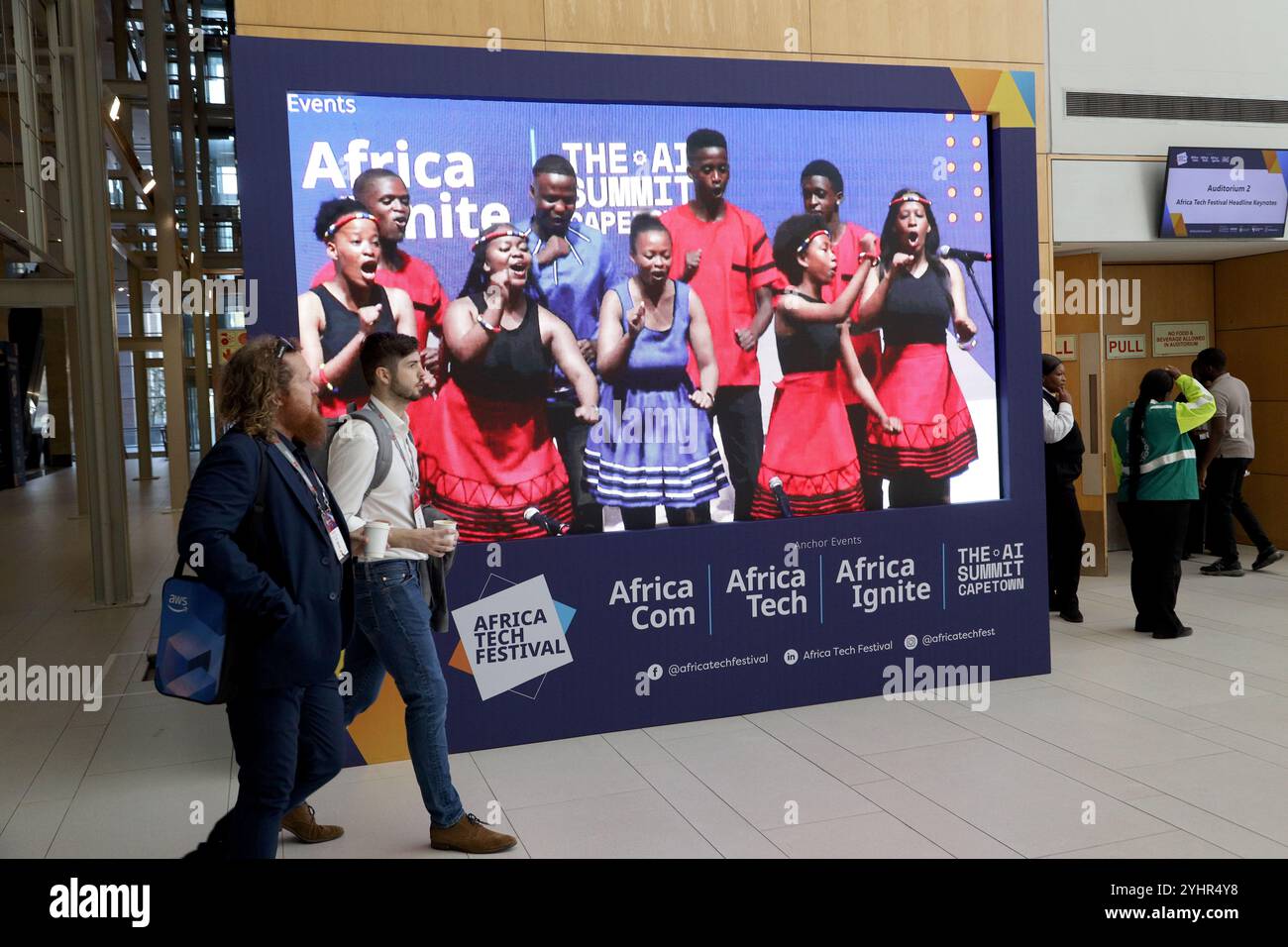 Città del Capo, Sud Africa. 12 novembre 2024. La gente partecipa all'Africa Tech Festival 2024 a città del Capo, Sud Africa, il 12 novembre 2024. L'Africa Tech Festival 2024 ha preso il via martedì a città del Capo. Riunendo leader mondiali di tecnologia e telecomunicazioni, imprenditori e politici, il festival, uno dei più grandi e influenti eventi di telecomunicazioni e tecnologia in Africa, mira a guidare la trasformazione digitale e l'innovazione in tutto il continente. Crediti: Fred Barker/Xinhua/Alamy Live News Foto Stock