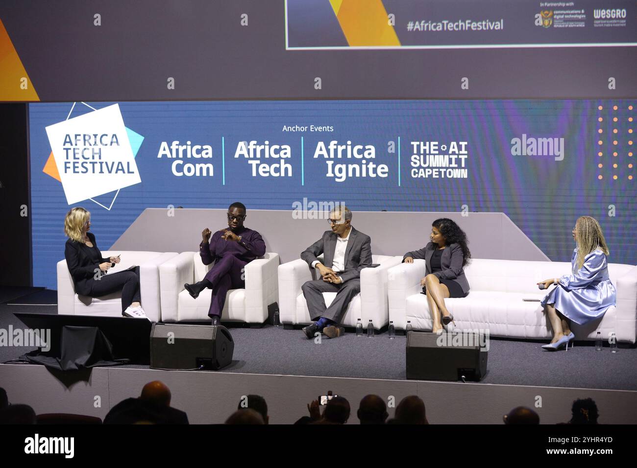 Città del Capo, Sud Africa. 12 novembre 2024. La gente partecipa a una tavola rotonda all'Africa Tech Festival 2024 a città del Capo, Sud Africa, il 12 novembre 2024. L'Africa Tech Festival 2024 ha preso il via martedì a città del Capo. Riunendo leader mondiali di tecnologia e telecomunicazioni, imprenditori e politici, il festival, uno dei più grandi e influenti eventi di telecomunicazioni e tecnologia in Africa, mira a guidare la trasformazione digitale e l'innovazione in tutto il continente. Crediti: Fred Barker/Xinhua/Alamy Live News Foto Stock