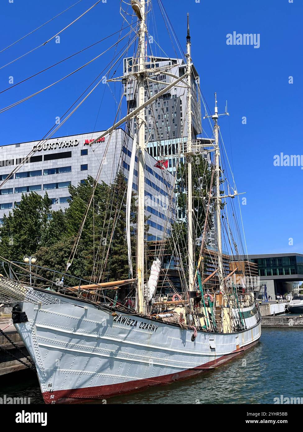 Courtyard Marriott Hotel e il veliero Zawisza Czarny dell'Associazione Scouting e Guida a Gdynia Marina, Gdynia, Mar Baltico, Polonia, Europa - Immagine stock catturata con smartphone