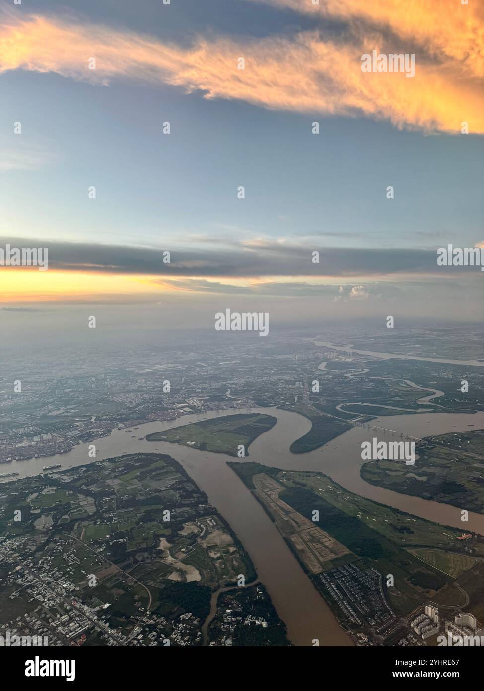 Ora del tramonto, vista aerea della città prima di atterrare a ho chi Minh , Vietnam - Immagine stock catturata con smartphone