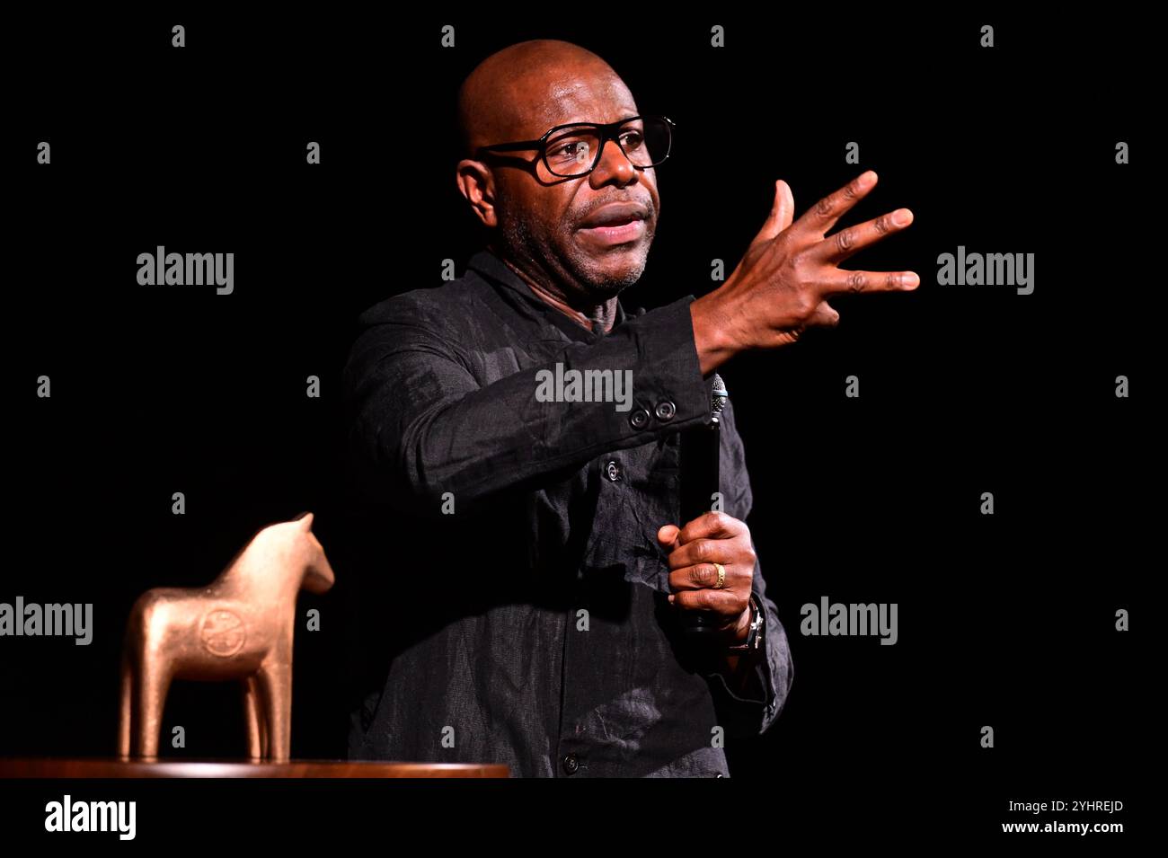 Stoccolma, Svezia . 12 novembre 2024. STOCCOLMA, SVEZIA 20241112il regista britannico Steve McQueen ha ricevuto il Visionary Award del Festival del cinema di Stoccolma in una cerimonia tenutasi a Stoccolma, Svezia, il 12 novembre 2024. Foto: Jonas Ekströmer/TT/codice 10030 credito: TT News Agency/Alamy Live News Foto Stock