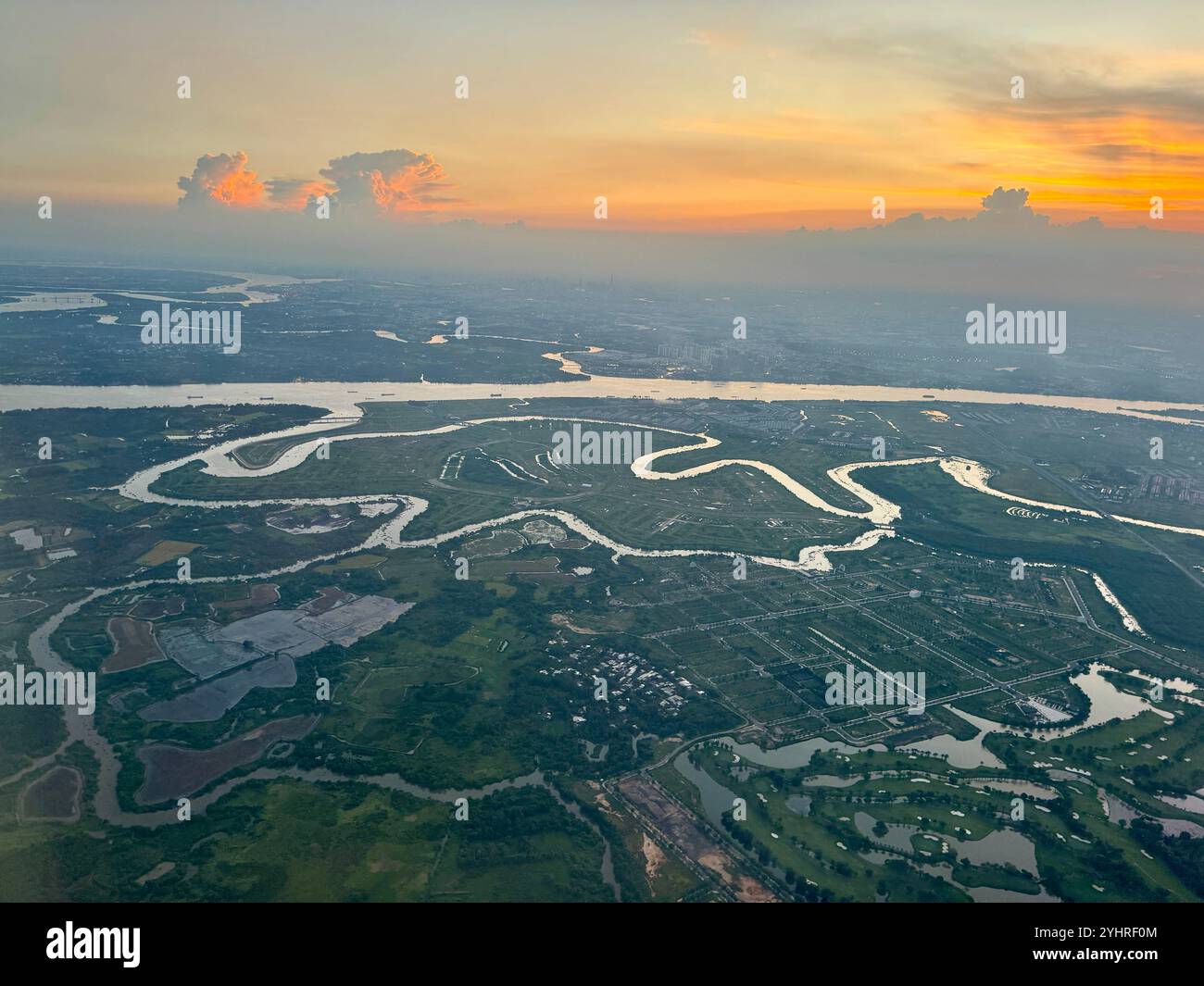 Ora del tramonto, vista aerea della città prima di atterrare a ho chi Minh , Vietnam - Immagine stock catturata con smartphone