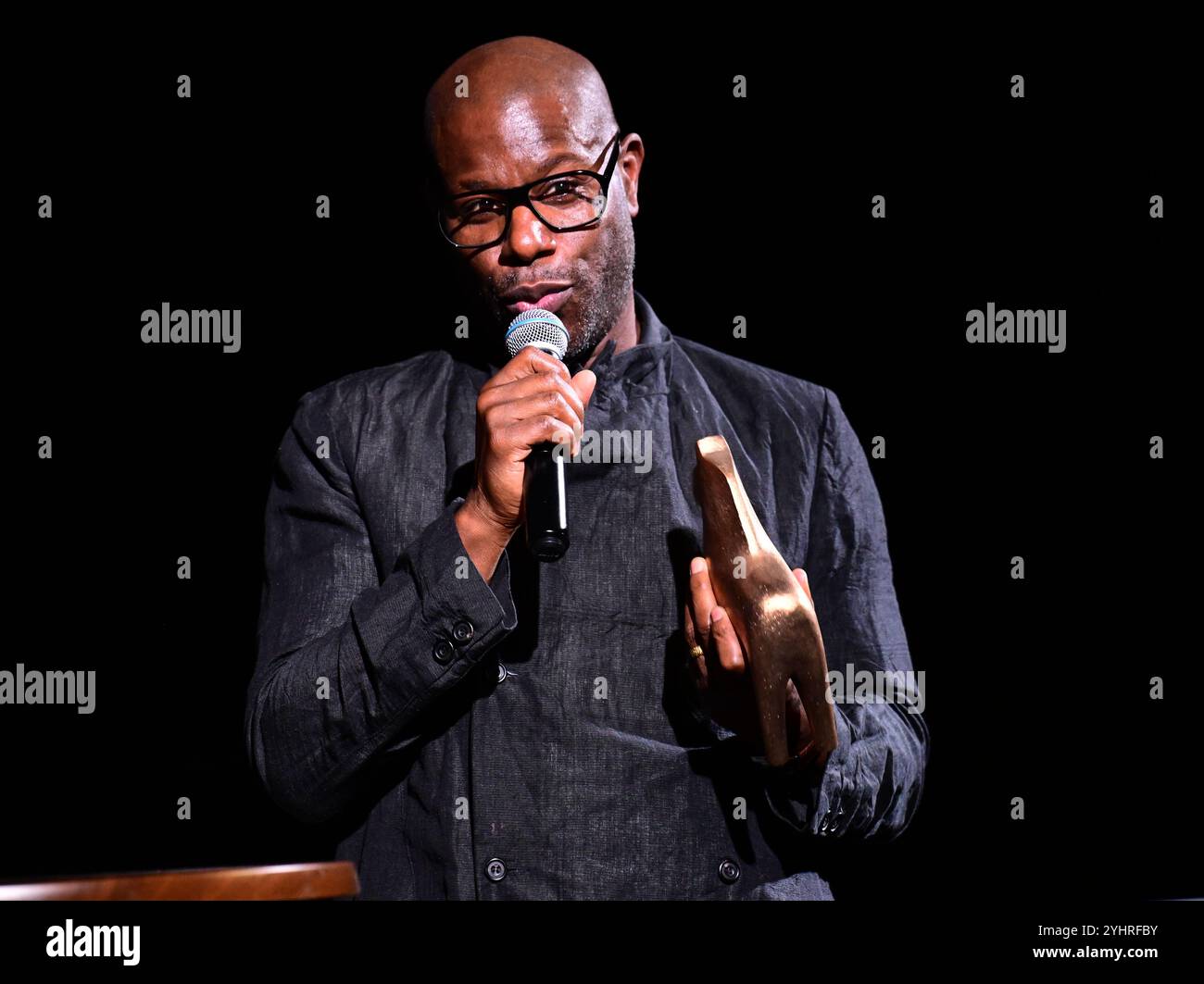 Stoccolma, Svezia . 12 novembre 2024. STOCCOLMA, SVEZIA 20241112il regista britannico Steve McQueen ha ricevuto il Visionary Award del Festival del cinema di Stoccolma in una cerimonia tenutasi a Stoccolma, Svezia, il 12 novembre 2024. Foto: Jonas Ekströmer/TT/codice 10030 credito: TT News Agency/Alamy Live News Foto Stock