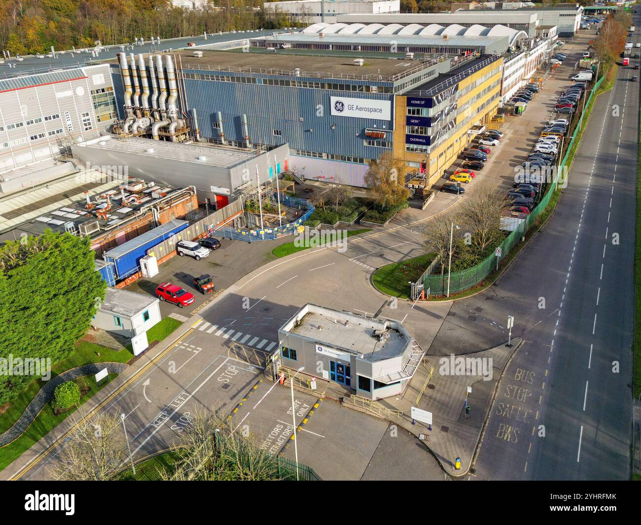 Nantgarw, vicino a Cardiff, Galles, Regno Unito - 12 novembre 2024: Veduta aerea dello stabilimento di revisione dei motori a reazione GE Aviation nel Galles meridionale Foto Stock